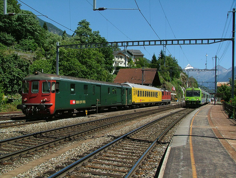 Re 4/4 l 11128+Telecommeetrijtuig+Bt in Ausserberg op 05082005