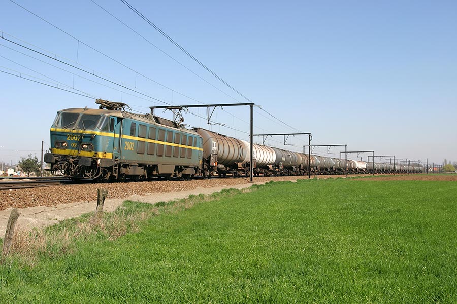 HLE 2002 met keteltrein bij Ekeren op 2 april 2005