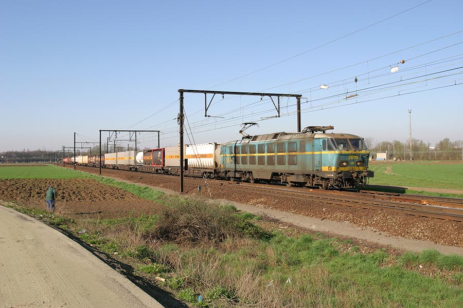HLE 2015 met Bertschi-trein bij Ekeren op 2 april 2005