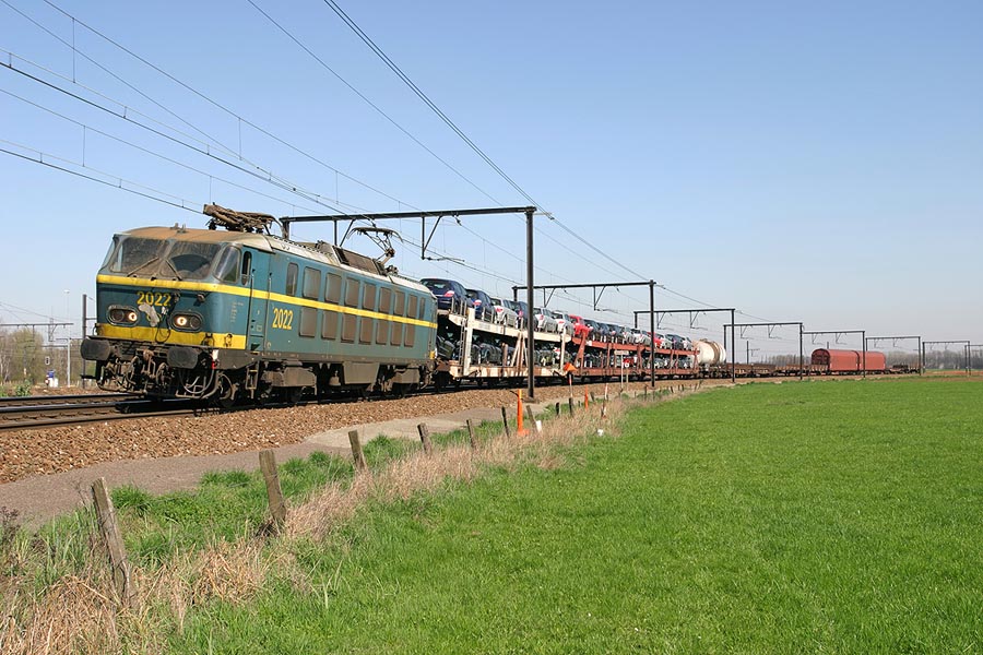 HLE 2022 met gemengde goederentrein bij Ekeren op 2 april 2005