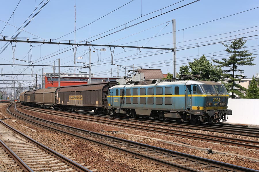 HLE 2023 met goederentrein bij doorkomst te Antwerpen Berchem op 10 juni 2006
