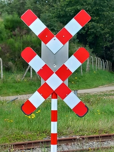 2 verschillende Sint-Andrieskruisen op dezelfde overweg.