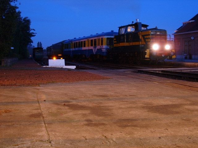 Maldegem, 6.30u. Het konvooi staat klaar om te vertrekken naar Denderleeuw, waar de aankomst om 9.05u voorzien is. Achter de 8040: de 4403, het cinemarijtuig en een M1 B.