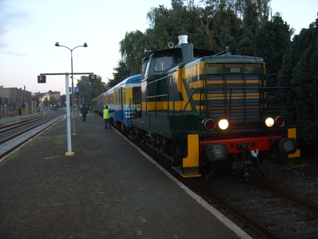 De trein is zonet het net van Infrabel opgereden. Hier moet nog gewacht worden tot de L-trein naar Gent Wondelgem is binnengereden, wegens het ontbreken van seinen tussen Eeklo en Wondelgem. Om 7.25u, mooi op tijd, kan de 8040 eindelijk optrekken naar de