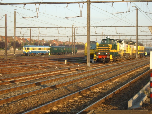 De 8040 heeft zich van de 4403 (links) losgemaakt en komt de 7804, 7716 en 6306 ophalen.