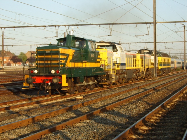 De 8040 trekt de drie locomotieven net weg om ze tegen de 4403 te zetten.
