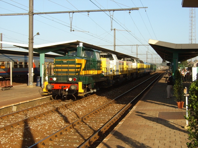 Stipt op tijd aankomst te Denderleeuw. Vijf minuten later kwam ook de stoomtrein uit Schaarbeek binnen gebold.