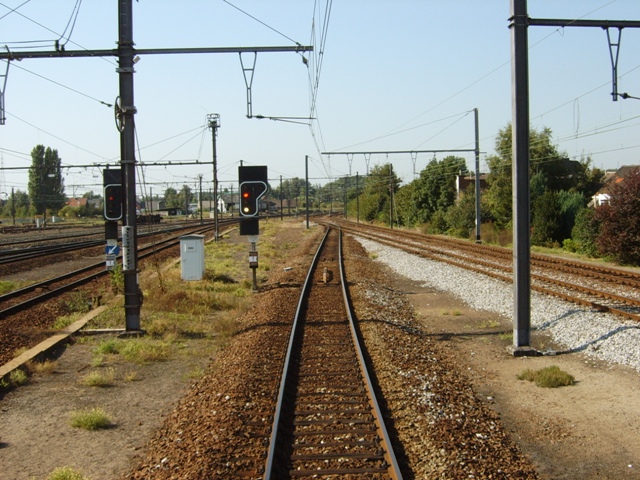 Eens het station van Denderleeuw weer gepasseerd mocht in kleine beweging het verbindingsspoor met L50a opgereden worden. Een aantal gelukkigen die net de locomotief bezochten in het station, mochten meereizen bij het omlopen.