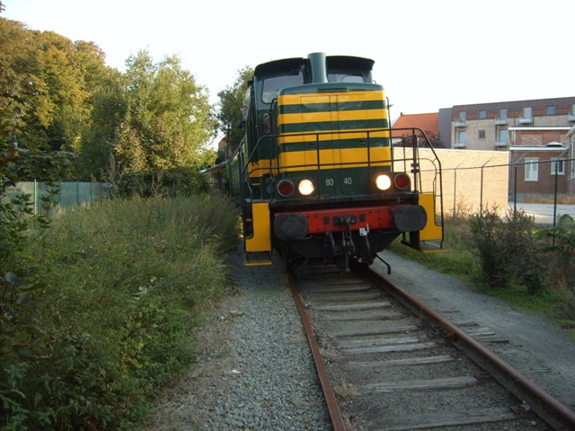 Aankomst in het toekomstige station Eeklo SCM. Links van de locomotief komt het perron te liggen.