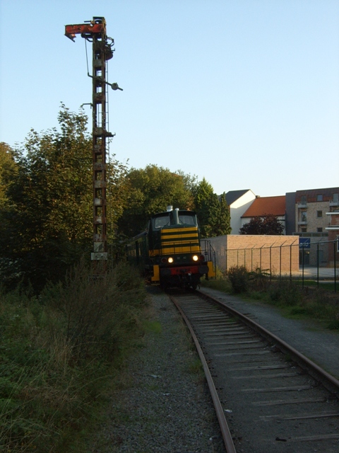 Nog even een line up met het vroegere inrijsein van Eeklo. Op deze plaats komt binnenkort een wissel te liggen die toegang zal geven tot een kopspoor om stoomlocomotieven tijdens het rangeren uit te wijken.