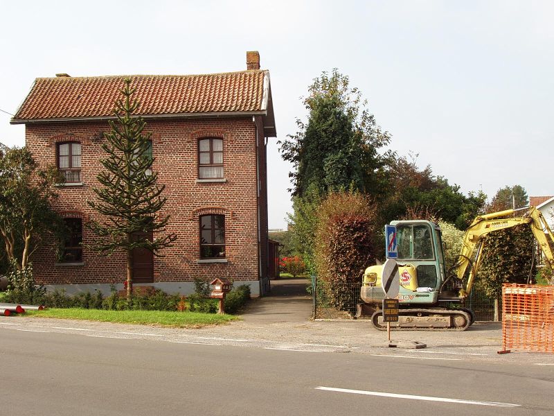 Langs deze overweg staat nog een authentiek baanwachtershuis die nu een gezinswoning is geworden. Rechts van het huis ziet u de bedding van de oude spoorweg richting Kortemark